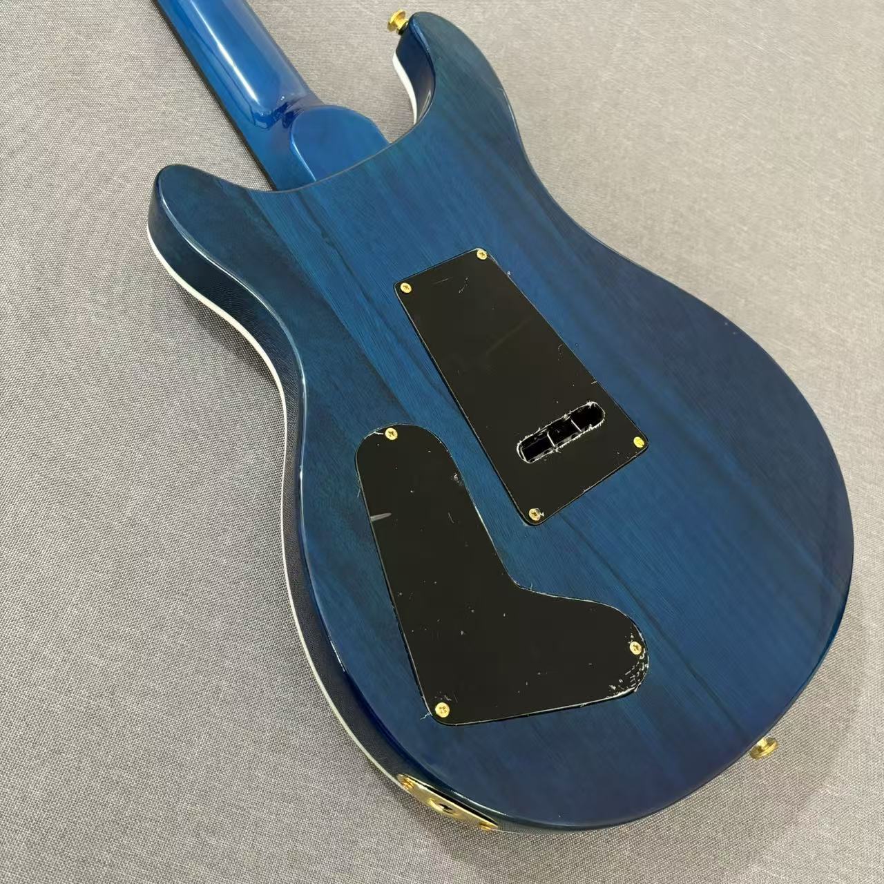 Nowa, niebieska gitara elektry – Musical Instrument Harmonium recenzja i cena